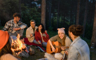 mit Freunden am Feuer