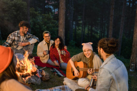 mit Freunden am Feuer
